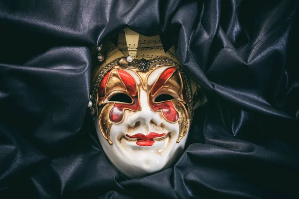 Maschera di carnevale isolato su sfondo di raso nero — Foto Stock