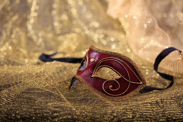 Máscara de carnaval isolada em fundo embaçado dourado — Fotografia de Stock