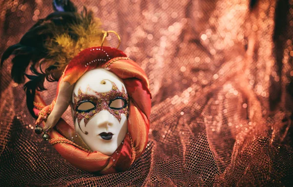 Maschera di carnevale su sfondo marrone sfocato — Foto Stock