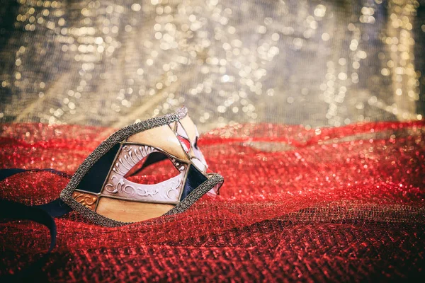 Karnaval maskesi kırmızı arka plan bulanıklık — Stok fotoğraf