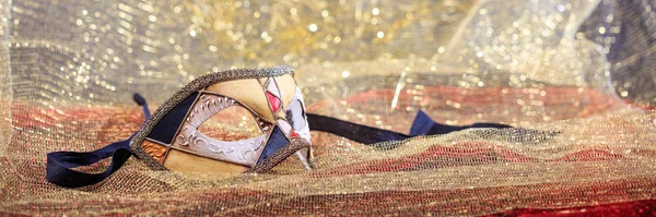Karnaval maske altın arka plan bulanıklık — Stok fotoğraf