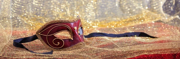 Carnaval masker op gouden achtergrond wazig — Stockfoto