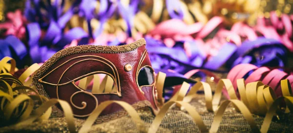 Karnevalsmaske auf buntem, unscharfem Hintergrund — Stockfoto