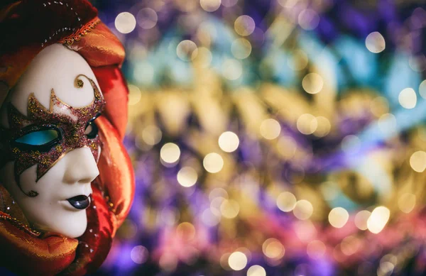 Máscara de carnaval no fundo borrão colorido — Fotografia de Stock