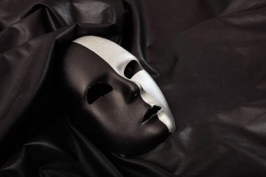 Üzerinde siyah saten arka plan izole karnaval maskesi