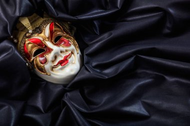 Üzerinde siyah saten arka plan izole karnaval maskesi