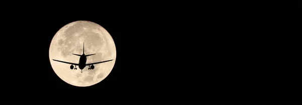 飞机在满月背景 — 图库照片
