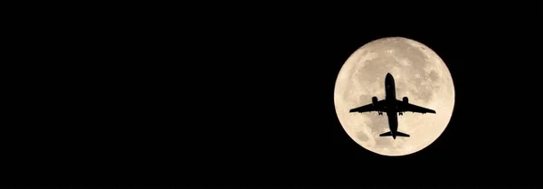 Avión sobre fondo de luna llena —  Fotos de Stock