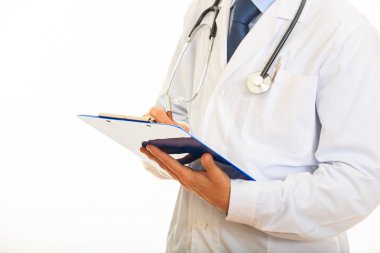 Bir Pano beyaz arka plan üzerinde tutan doktor