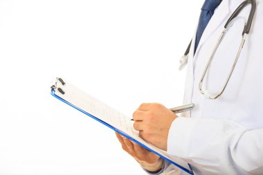 Bir Pano beyaz arka plan üzerinde tutan doktor