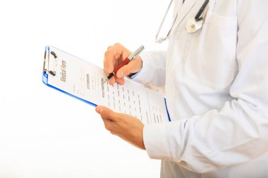 Bir Pano beyaz arka plan üzerinde tutan doktor