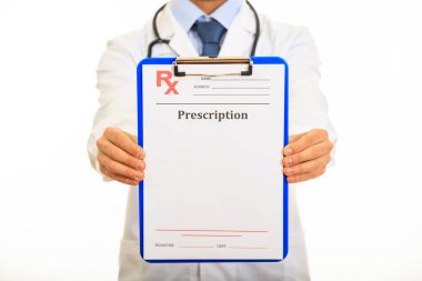 Bir Pano beyaz arka plan üzerinde tutan doktor