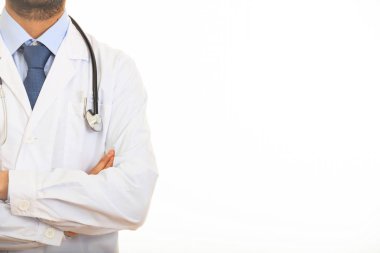 beyaz zemin üzerinde bir stetoskop ile doktor