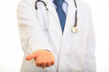 Beyaz arka plan üzerinde yardım sunan doktor