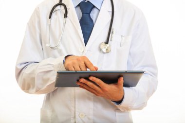 Bir tablet beyaz arka plan üzerinde tutan doktor