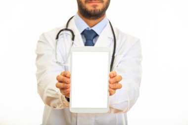 Bir tablet beyaz arka plan üzerinde tutan doktor
