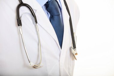 beyaz zemin üzerinde bir stetoskop ile doktor