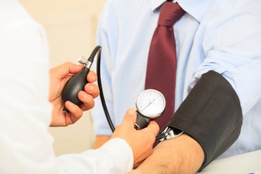 Doktor kan basıncını ölçüyor.