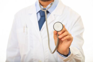 Doktor steteskop tutuyor.