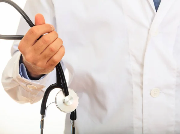 Läkare som håller ett stetoskop — Stockfoto