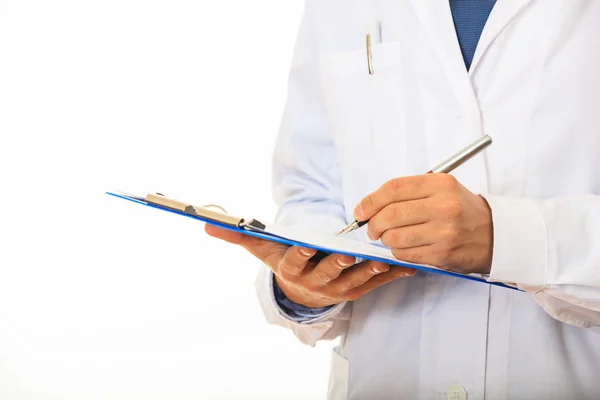 Läkare som innehar ett Urklipp på vit bakgrund — Stockfoto