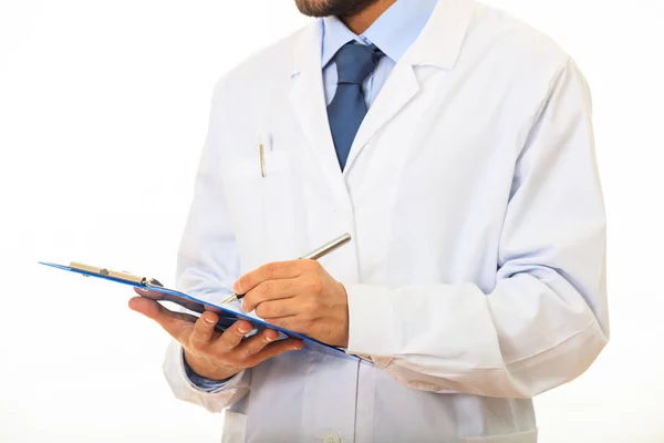 Lekarz posiadający Schowka na białym tle — Zdjęcie stockowe