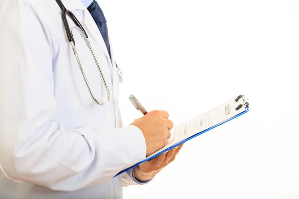 Läkare som innehar ett Urklipp på vit bakgrund — Stockfoto