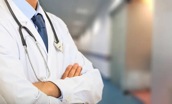 Médico con un estetoscopio en el fondo del hospital — Foto de Stock