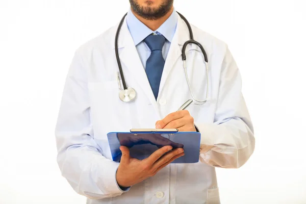 Doctor sosteniendo un portapapeles sobre fondo blanco — Foto de Stock
