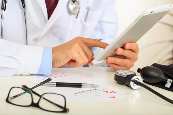 Arzt hält Tablette in der Hand — Stockfoto