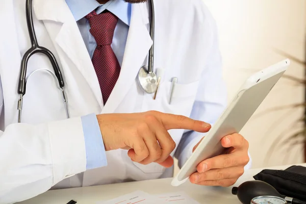 Médico sosteniendo una tableta — Foto de Stock