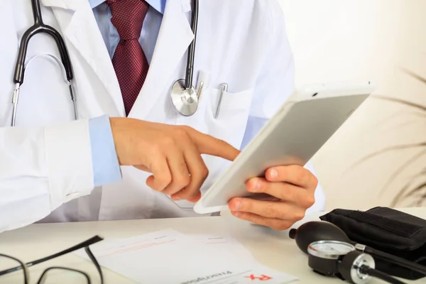 Doctor holding a tablet — Stock Photo, Image