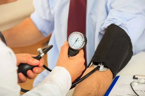 혈압을 측정하는 의사 — 스톡 사진