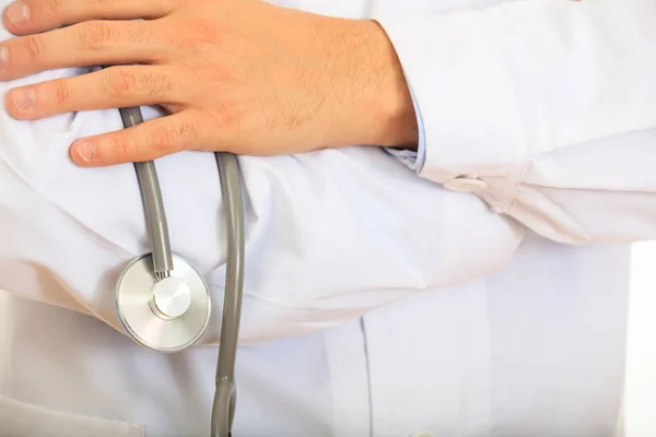 Läkare som håller ett stetoskop — Stockfoto