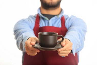 Genç adam bir fincan kahve sunan