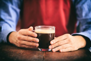 Barista kahve önünde