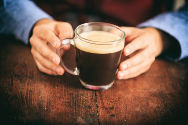 Barista kahve önünde