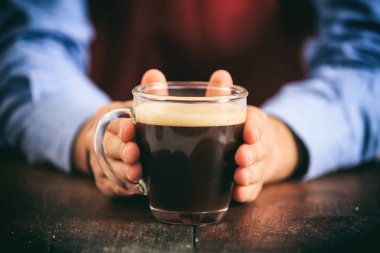 Barista kahve önünde