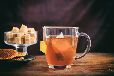 Çay şeffaf bir fincan