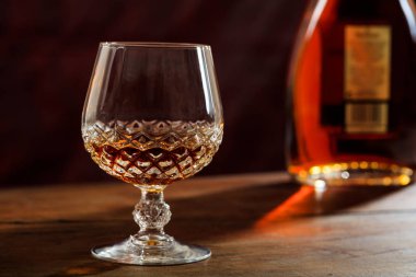 Konyak şişesi ve kristal bardak