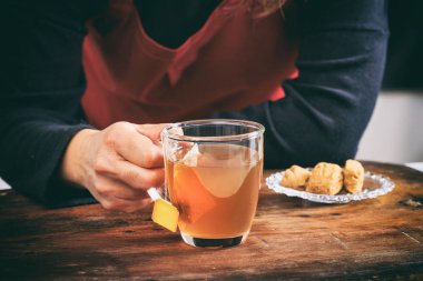 Bir fincan çay tutan garson