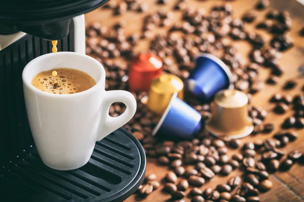 Эспрессо кофе и машина — стоковое фото