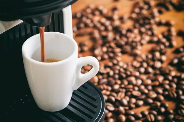Эспрессо кофе и машина — стоковое фото