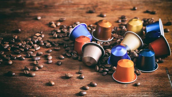 Barevné espresso kapsle na dřevěné pozadí — Stock fotografie