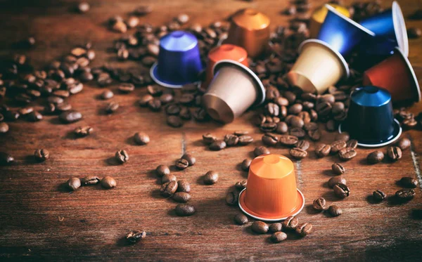 Kolorowe espresso kapsułki na podłoże drewniane — Zdjęcie stockowe