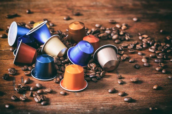 Bunte Espresso-Kapseln auf Holzgrund — Stockfoto