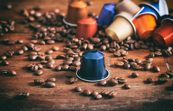 Barevné espresso kapsle na dřevěné pozadí — Stock fotografie