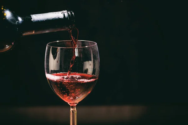 Verre à vin rouge et bouteille — Photo