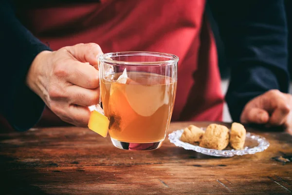 Cameriere che tiene una tazza di tè — Foto Stock