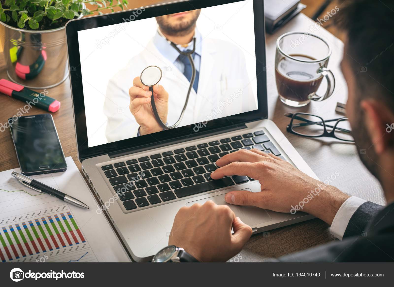 Лингвист за работой. Переводчик работа фото. Сдл традос. Девушка переводчица. Переводчица профессия.